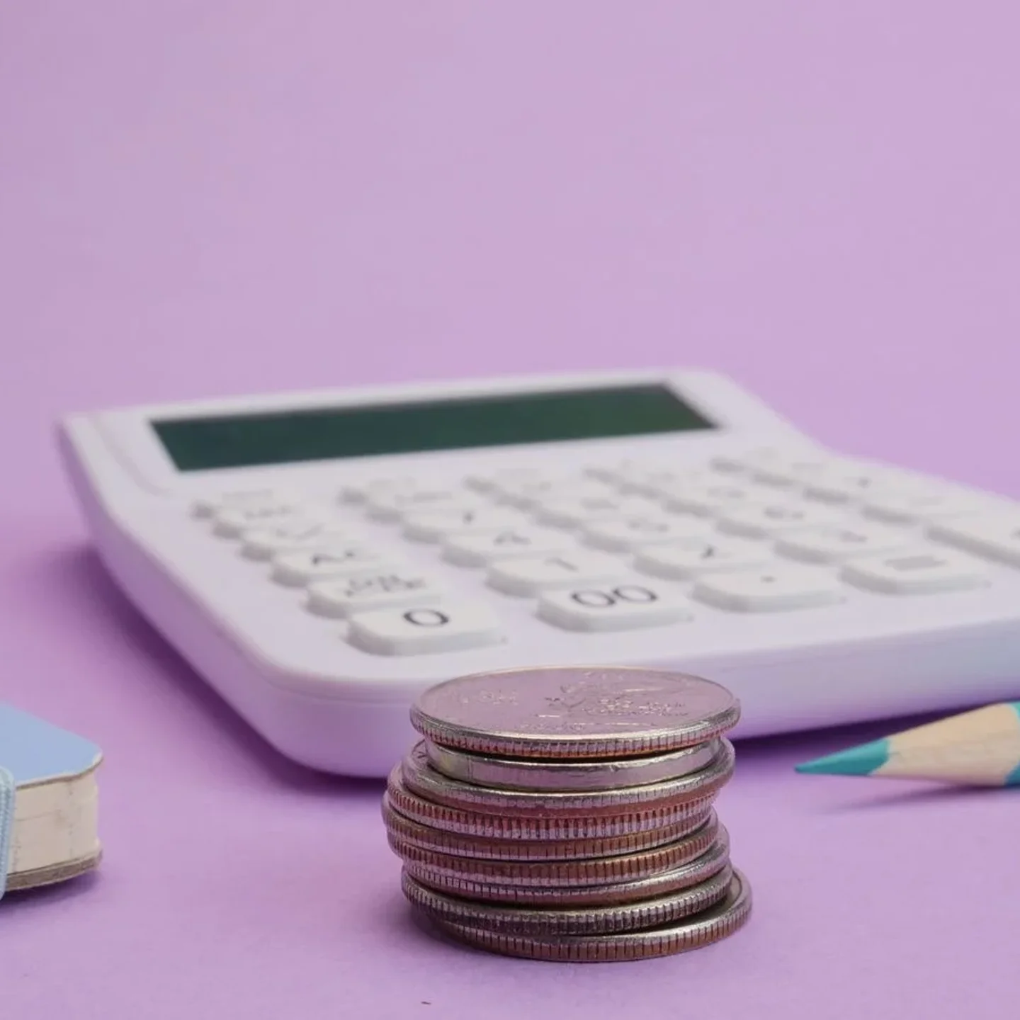 Interface d'une application bancaire sur smartphone : courbe de solde, liste d'opérations récentes et bouton de virement au premier plan.